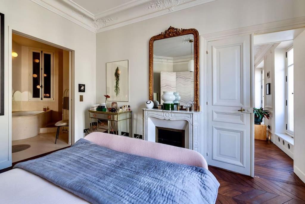 Lux Art Deco, Voltaire