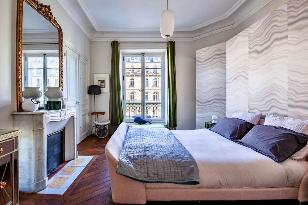 Lux Art Deco, Voltaire
